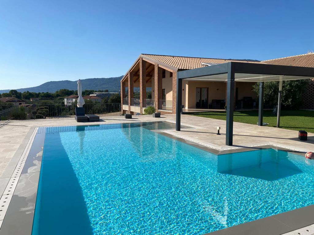 Pergole con telo fisso – piscina
